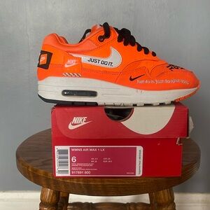 Wmns Air Max 1 LX “Just Do It”